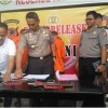 Kapolres Kuningan saat menunjukan barang bukti berupa golok pelaku pencurian.